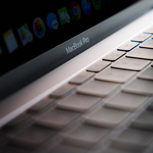 technicien-reparation-depannage-macbook-pro-apple-panne-montpellier-atelier-maintenance-533x533